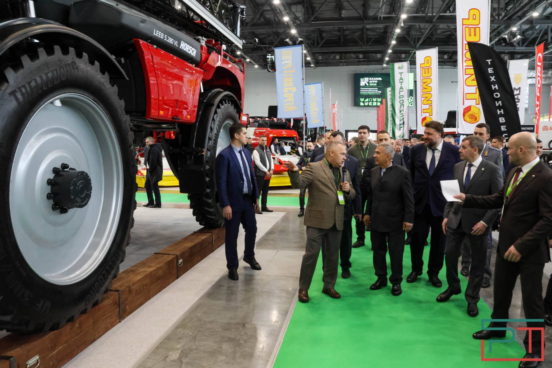 Рустам Минниханов осмотрел выставку «Казань Агро – 2026»