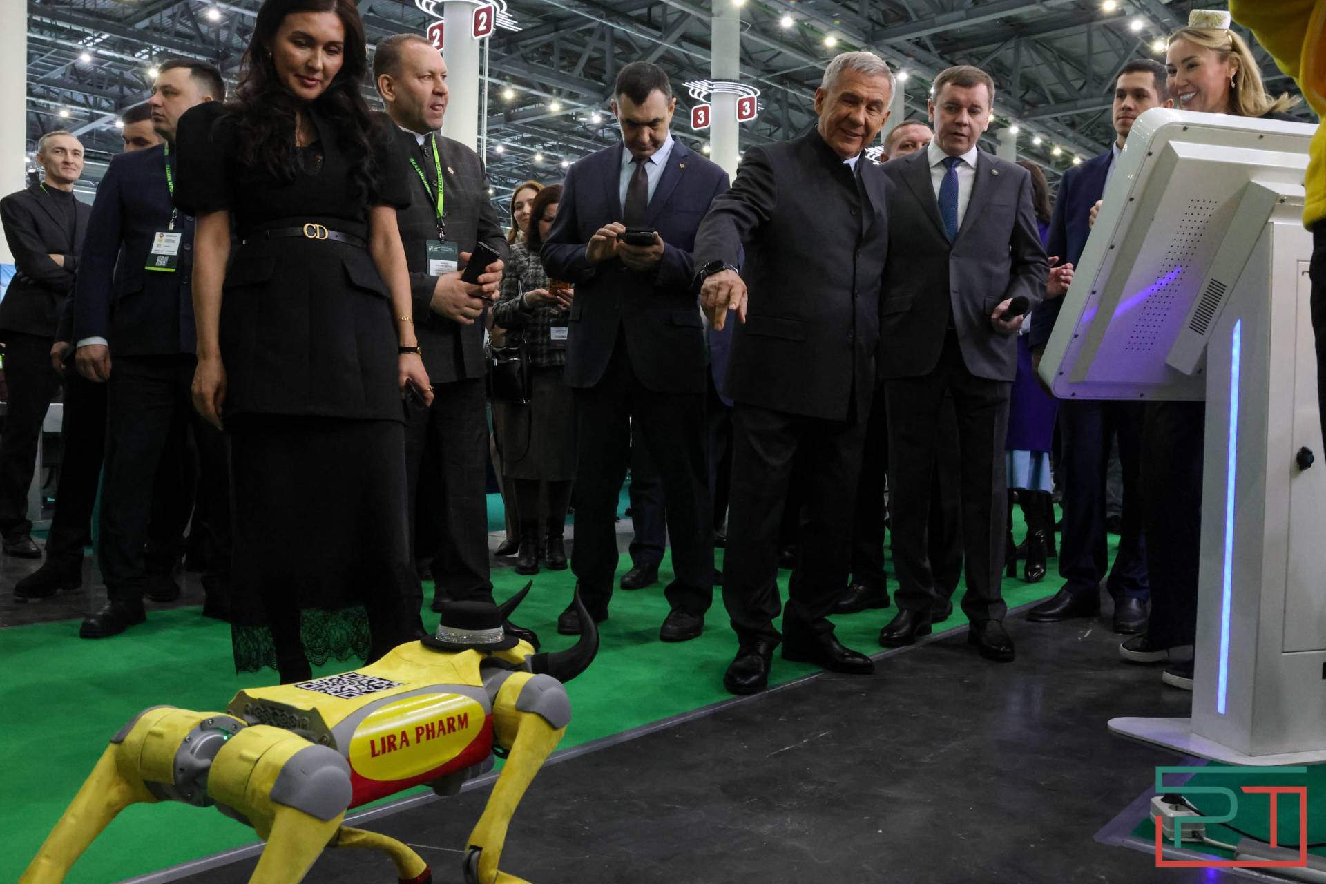 Рустам Минниханов осмотрел выставку «Казань Агро – 2026»