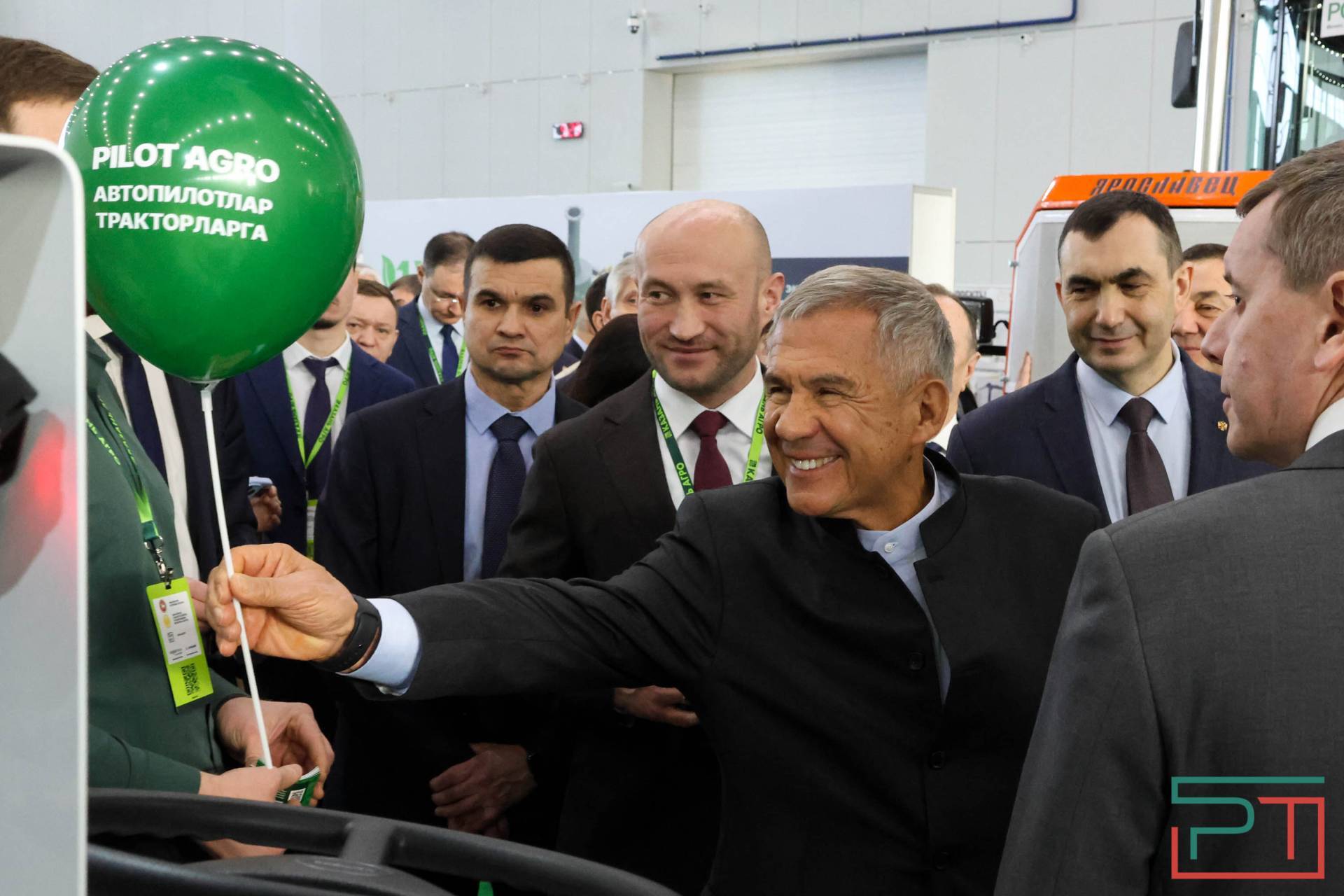 Рустам Минниханов осмотрел выставку «Казань Агро – 2026»