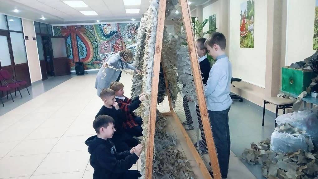 Менделеевские школьники научились плести маскировочные сети для бойцов СВО