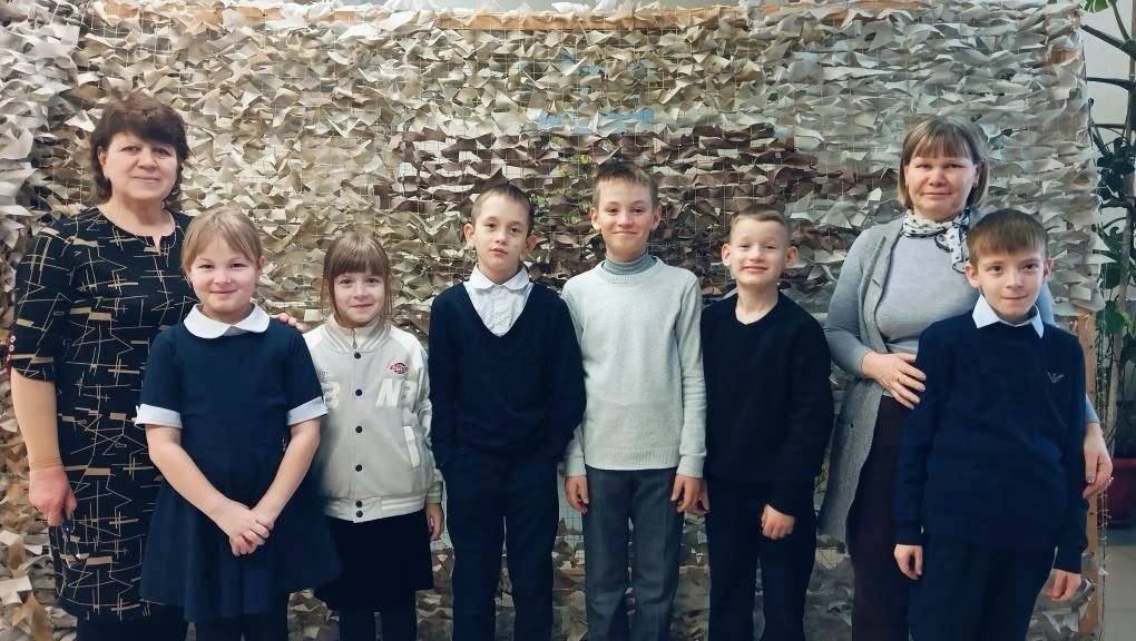 Менделеевские школьники научились плести маскировочные сети для бойцов СВО