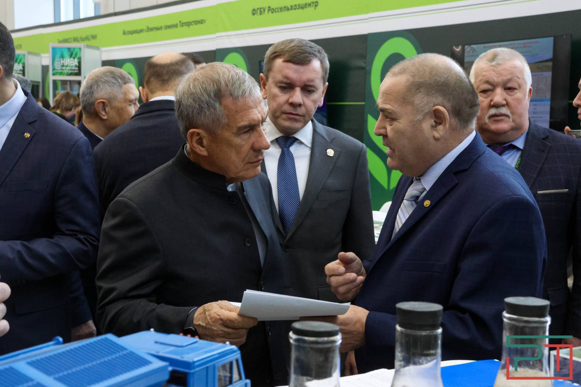 Рустам Минниханов осмотрел выставку «Казань Агро – 2026»