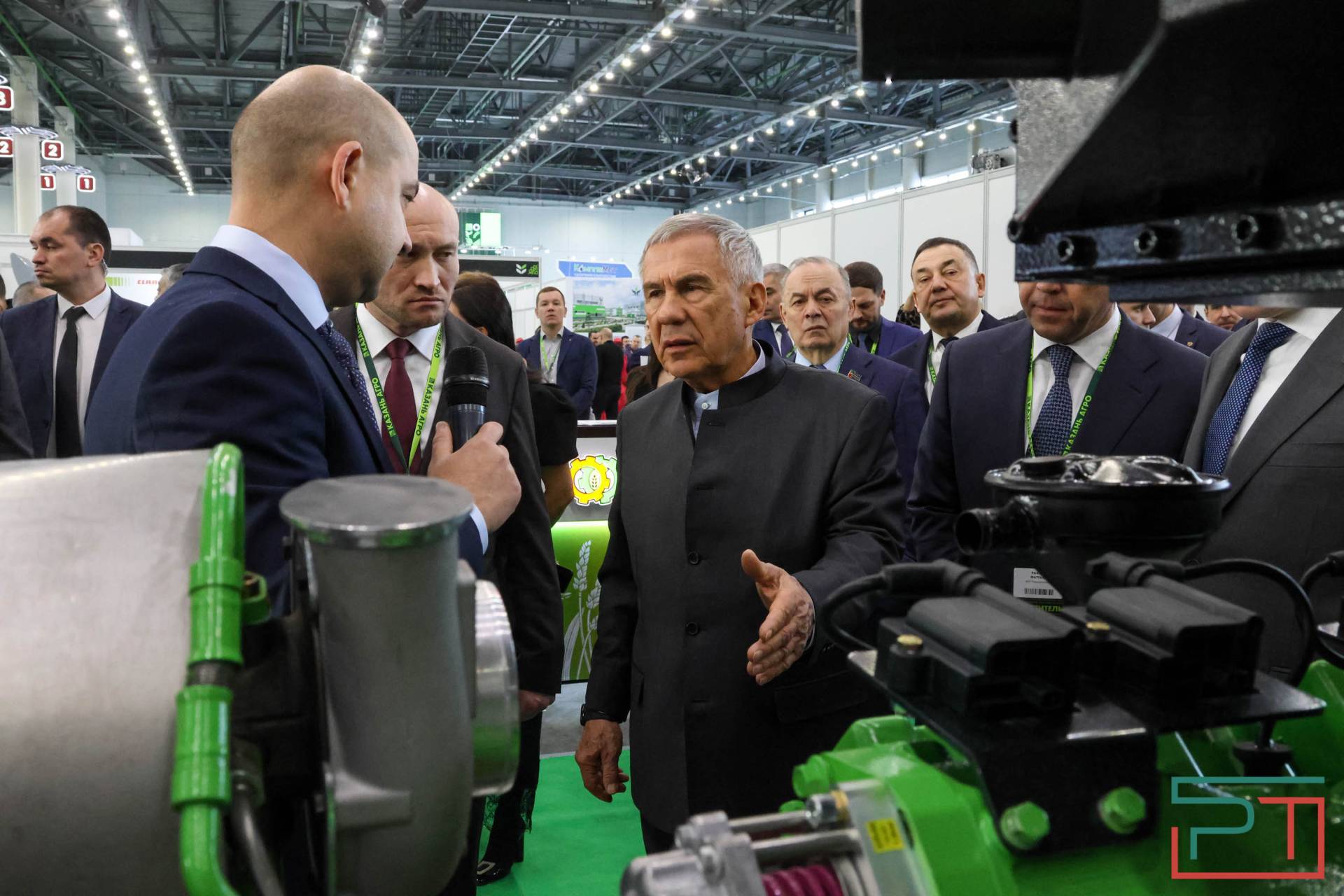 Рустам Минниханов осмотрел выставку «Казань Агро – 2026»