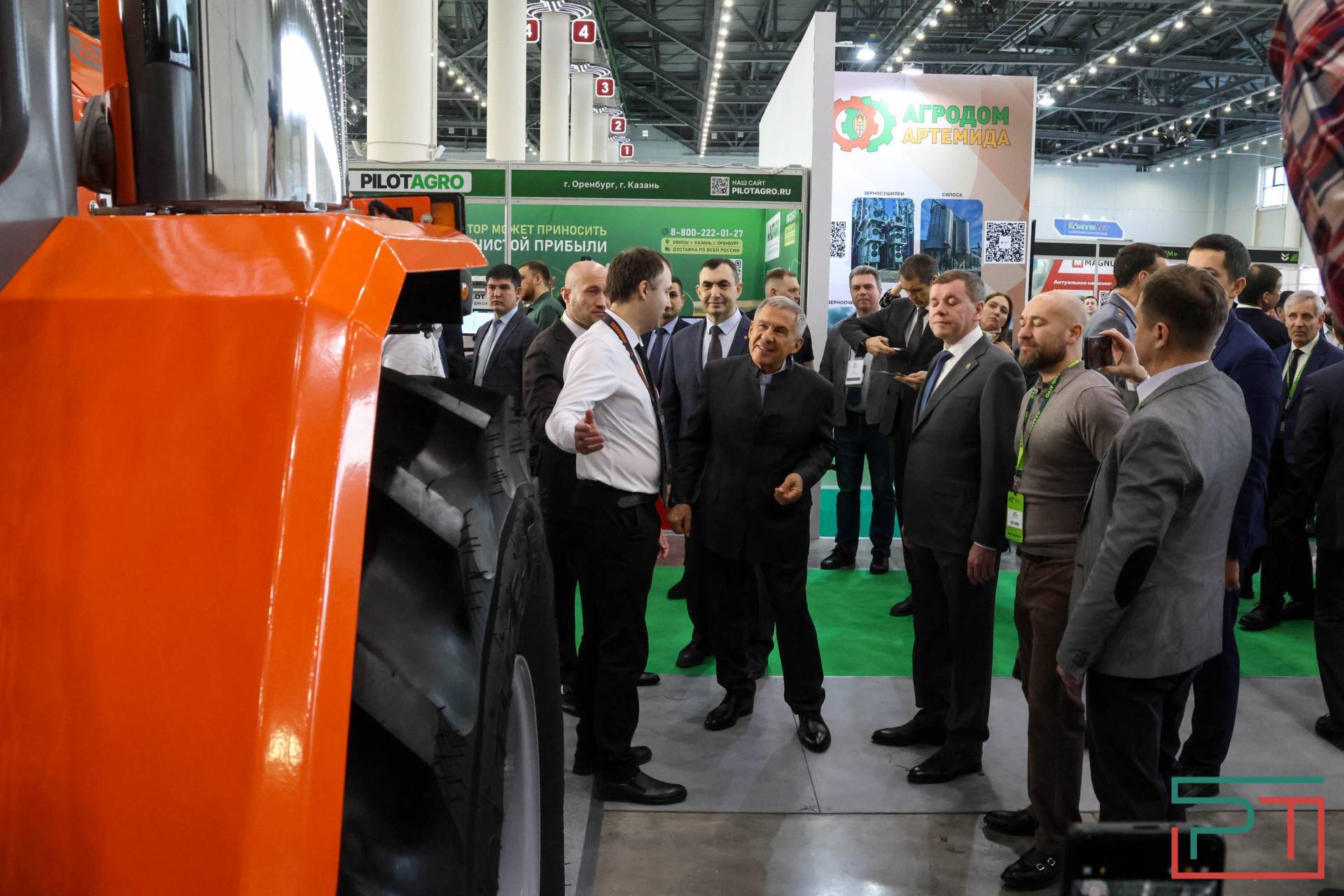Рустам Минниханов осмотрел выставку «Казань Агро – 2026»