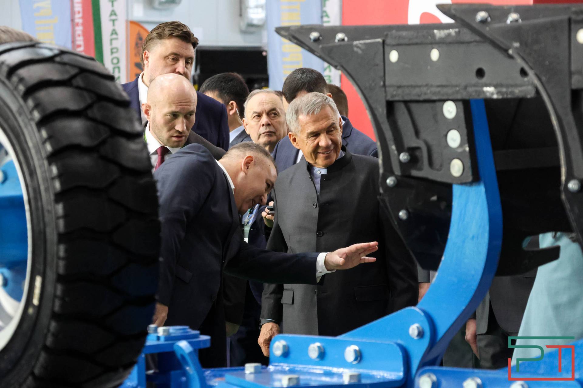 Рустам Минниханов осмотрел выставку «Казань Агро – 2026»