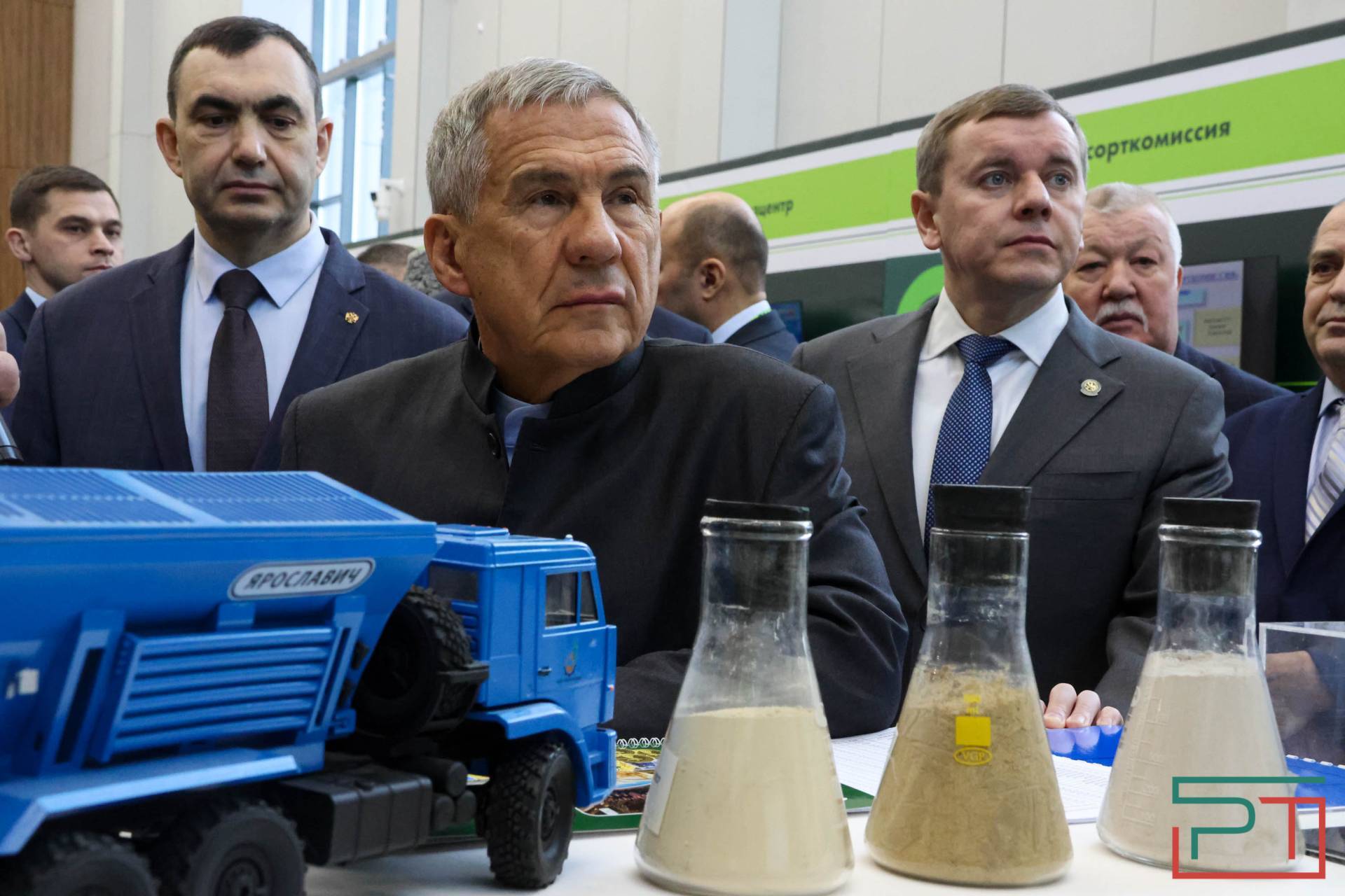 Рустам Минниханов осмотрел выставку «Казань Агро – 2026»