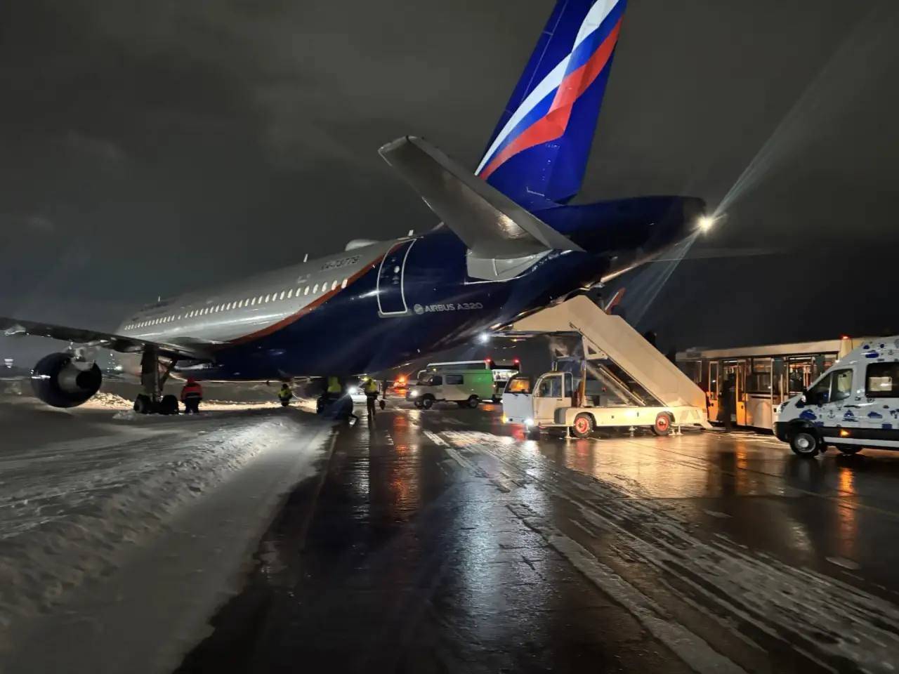 Появились фото и видео выкатившегося за пределы летной полосы самолета в аэропорту Казани