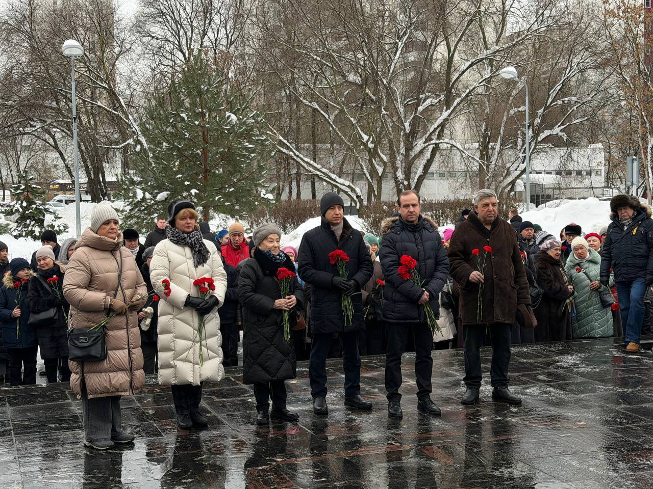 «Символ стойкости и героизма»: в Москве возложили цветы к памятнику Мусы Джалиля