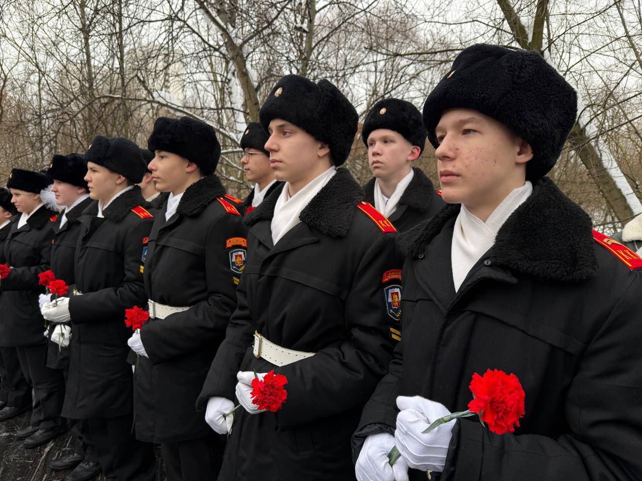 «Символ стойкости и героизма»: в Москве возложили цветы к памятнику Мусы Джалиля