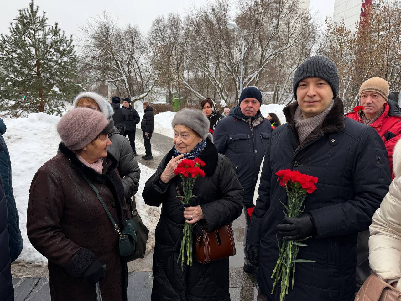 «Символ стойкости и героизма»: в Москве возложили цветы к памятнику Мусы Джалиля
