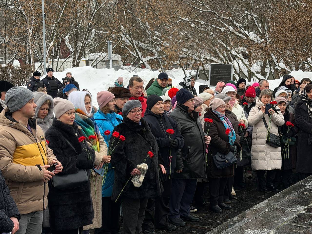 «Символ стойкости и героизма»: в Москве возложили цветы к памятнику Мусы Джалиля