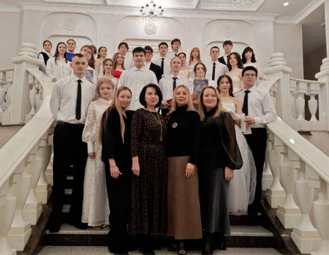 В Лениногорске прошел студенческий бал - фото