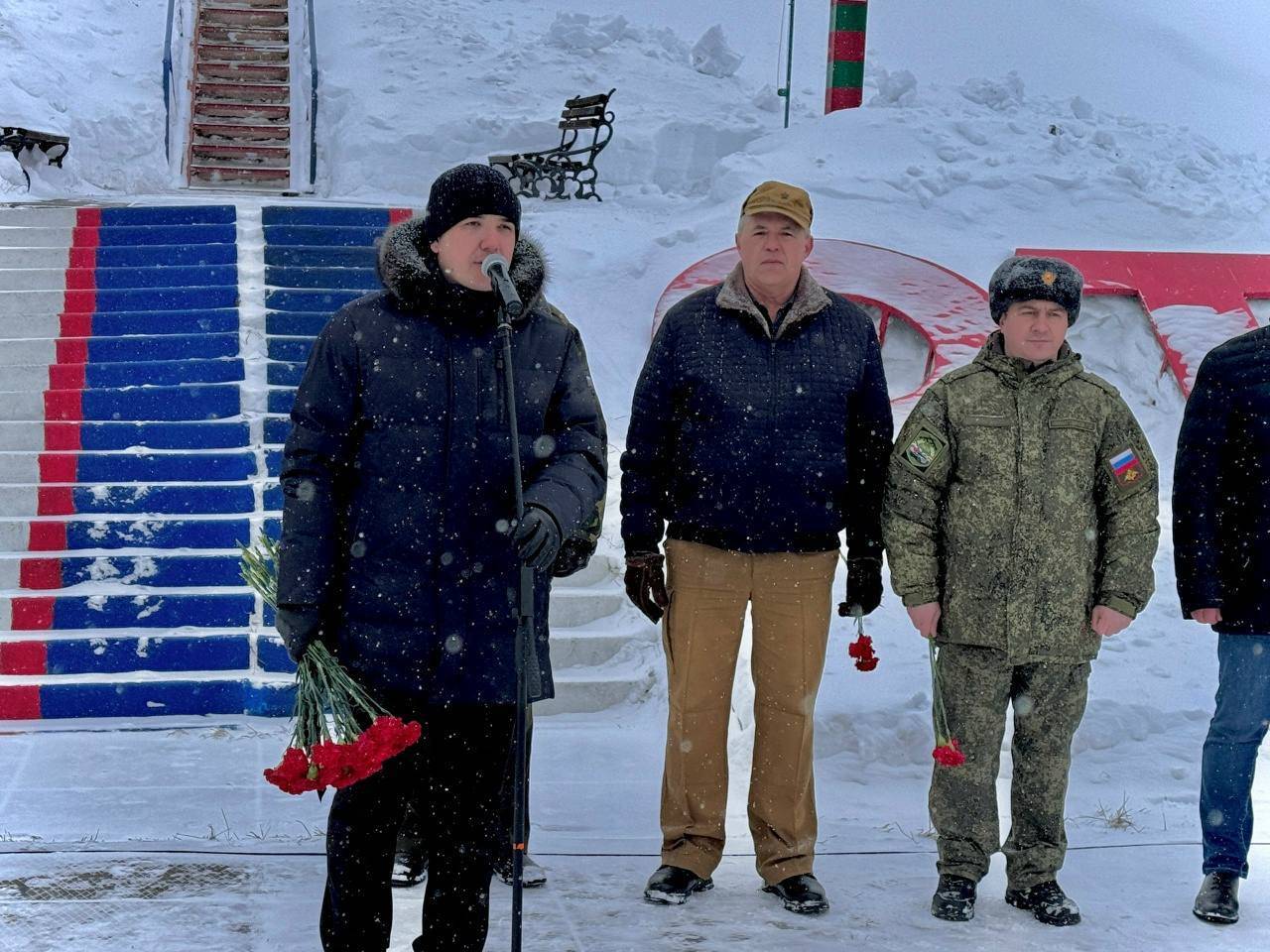 В Челнах возложили цветы к памятнику воинам-интернационалистам