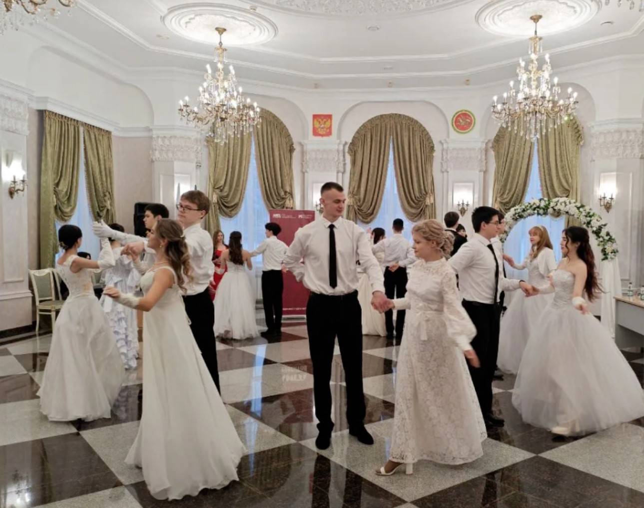 В Лениногорске прошел студенческий бал - фото