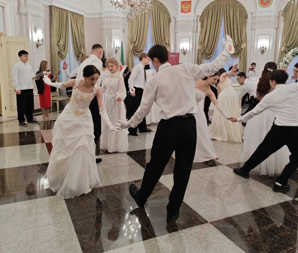 В Лениногорске прошел студенческий бал - фото