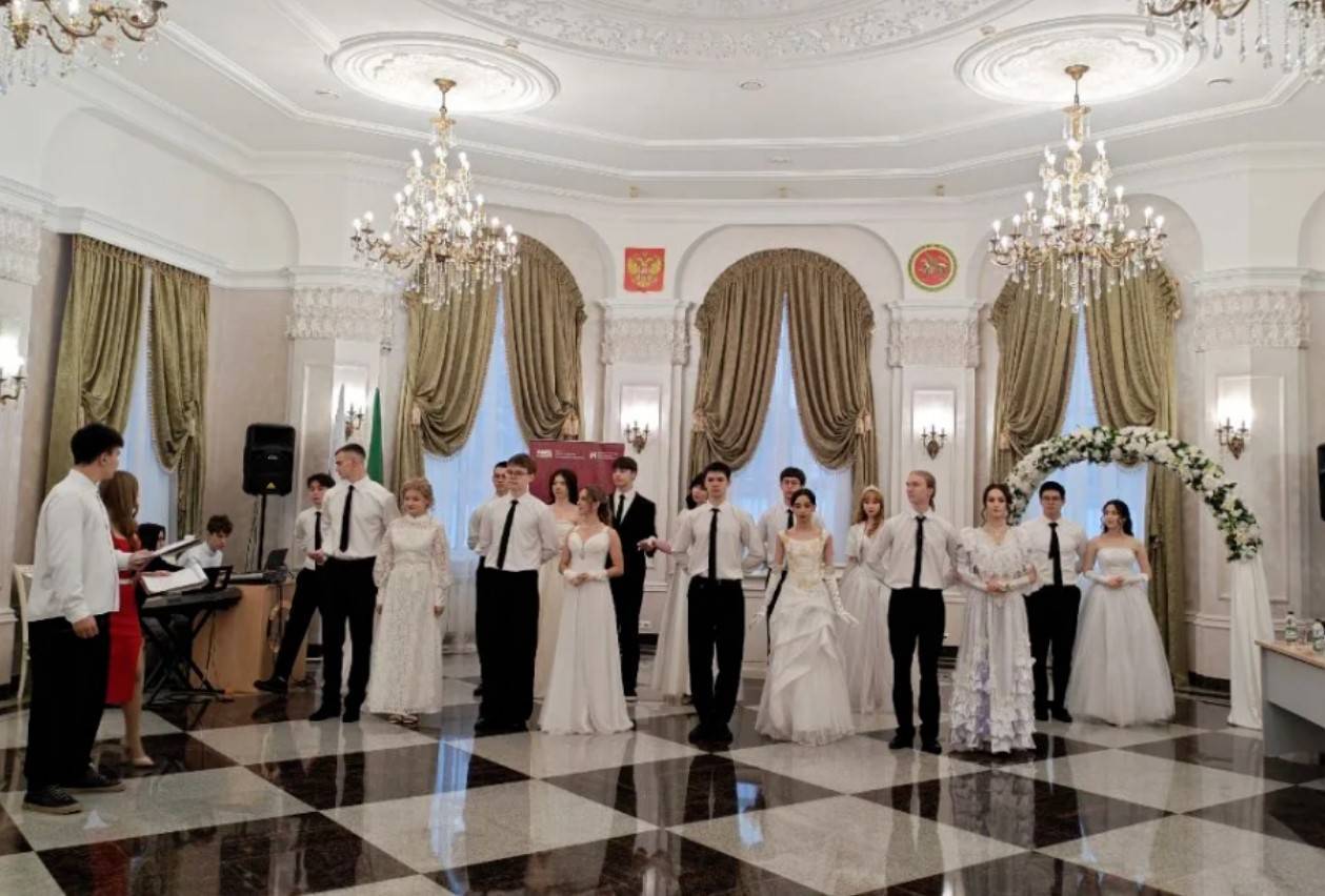 В Лениногорске прошел студенческий бал - фото