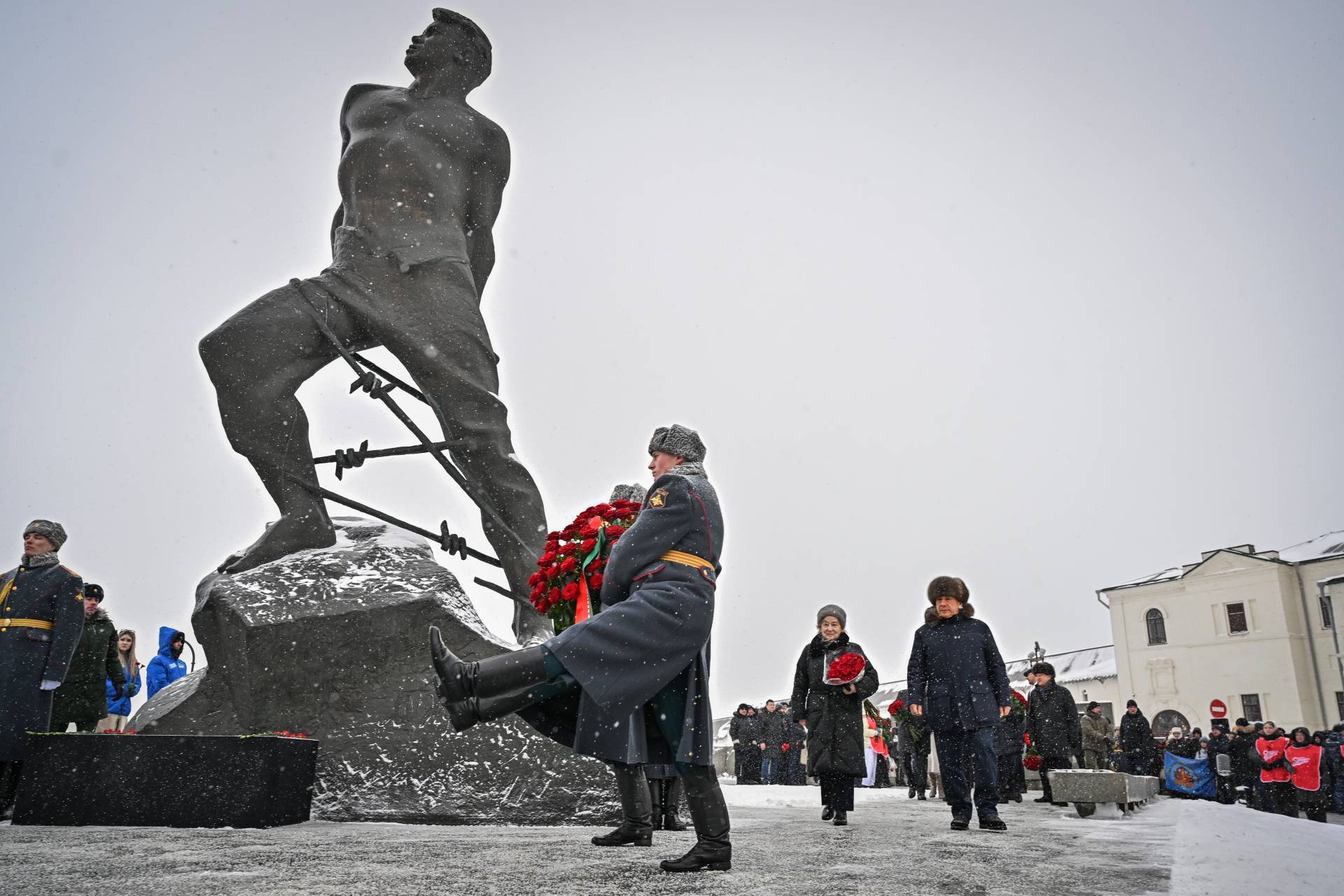 Минниханов в Казани возложил цветы к памятнику татарского поэта Мусы Джалиля