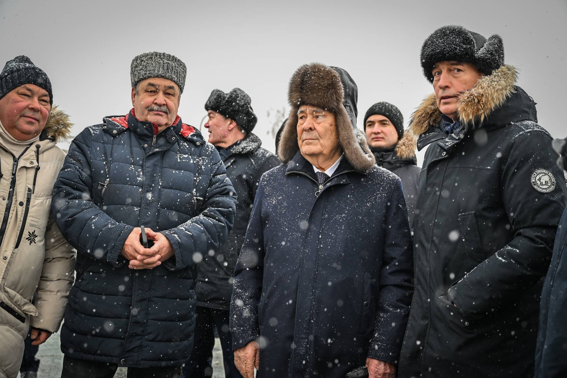 Минниханов в Казани возложил цветы к памятнику татарского поэта Мусы Джалиля