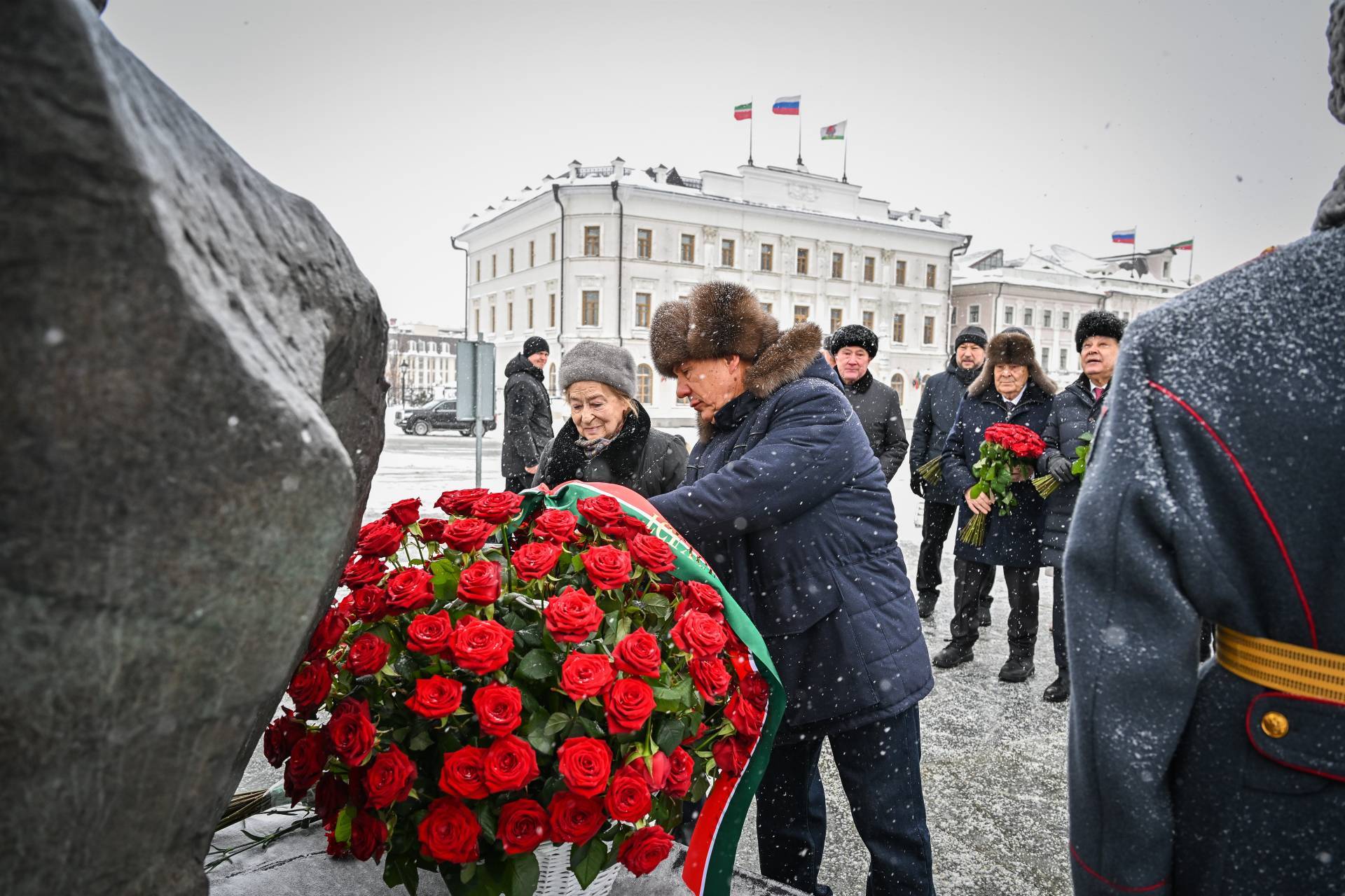 Минниханов в Казани возложил цветы к памятнику татарского поэта Мусы Джалиля