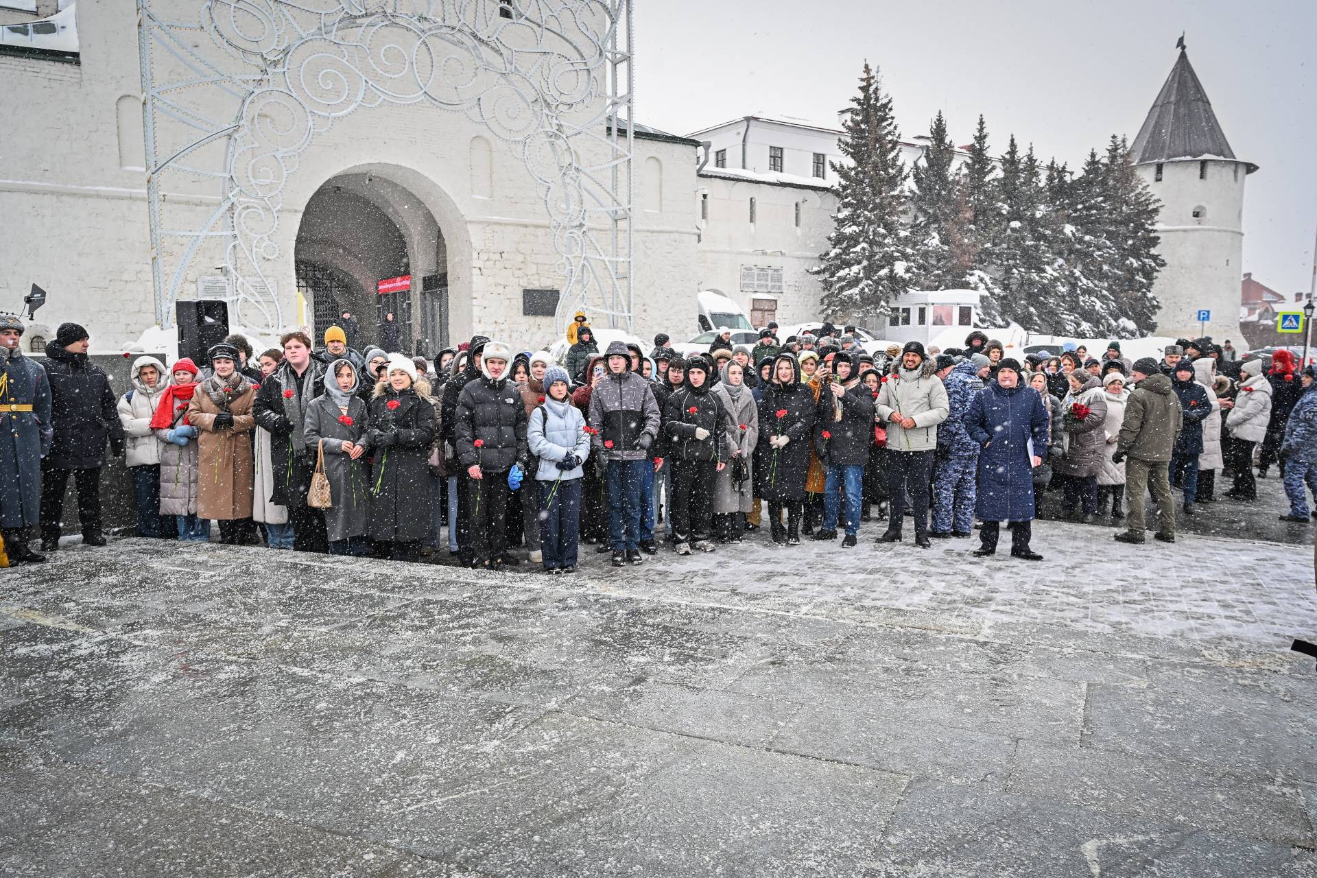 Минниханов в Казани возложил цветы к памятнику татарского поэта Мусы Джалиля