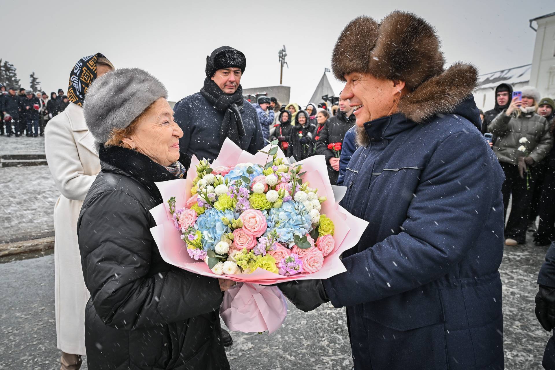 Минниханов в Казани возложил цветы к памятнику татарского поэта Мусы Джалиля