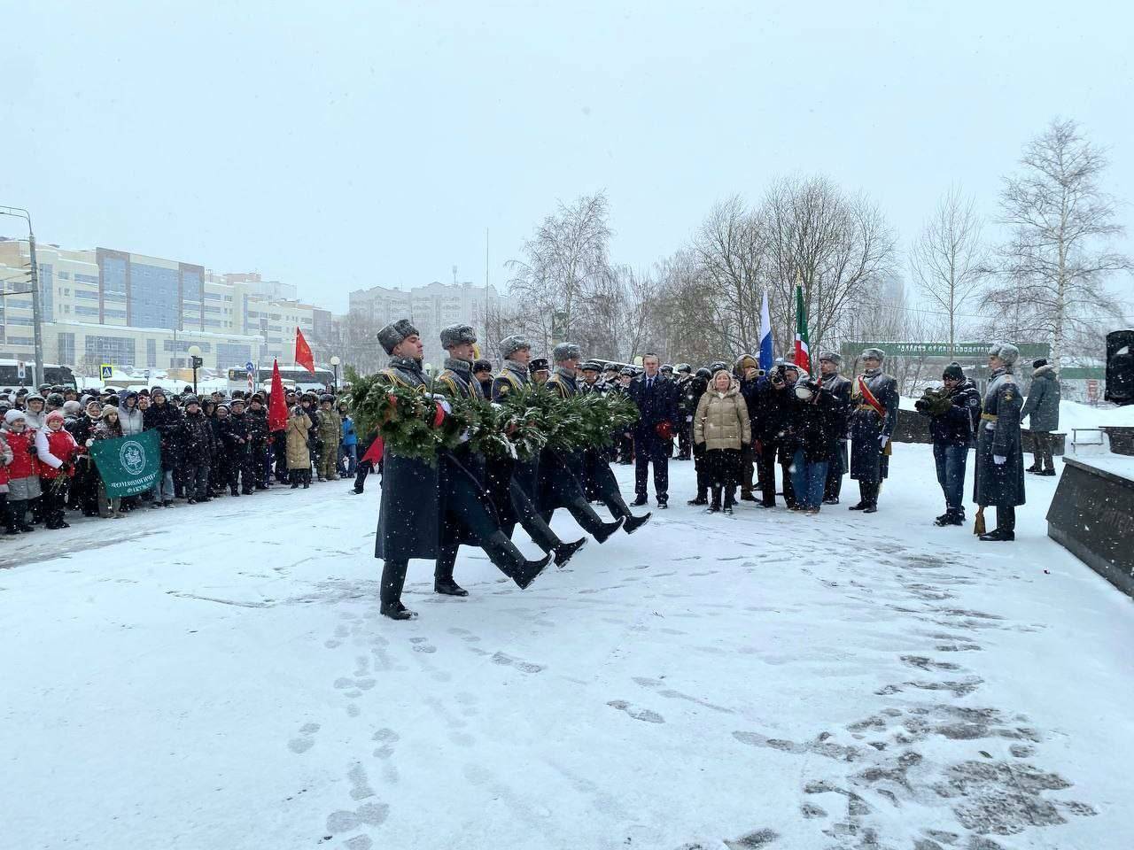 В Казани почтили память воинов-интернационалистов и возложили цветы в парке Победы