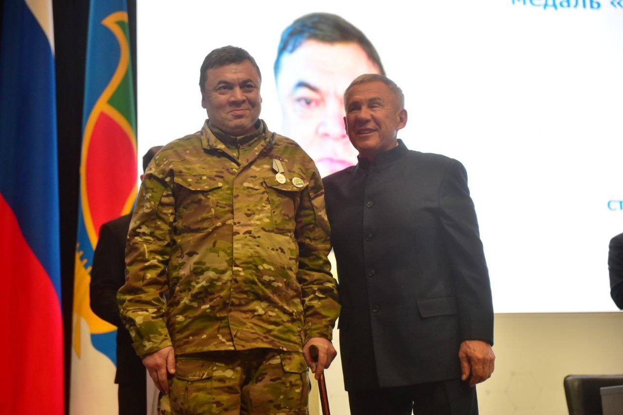 Минниханов в Челнах вручил медали «За отвагу» двум бойцам СВО
