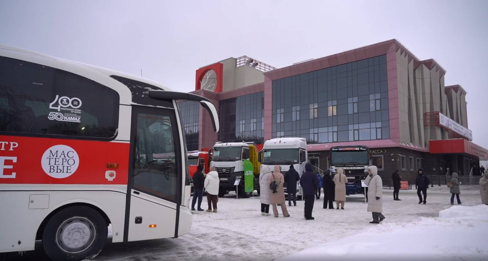 Минниханов в Челнах принял участие в передаче автобуса «КАМАЗ» театру «Мастеровые»
