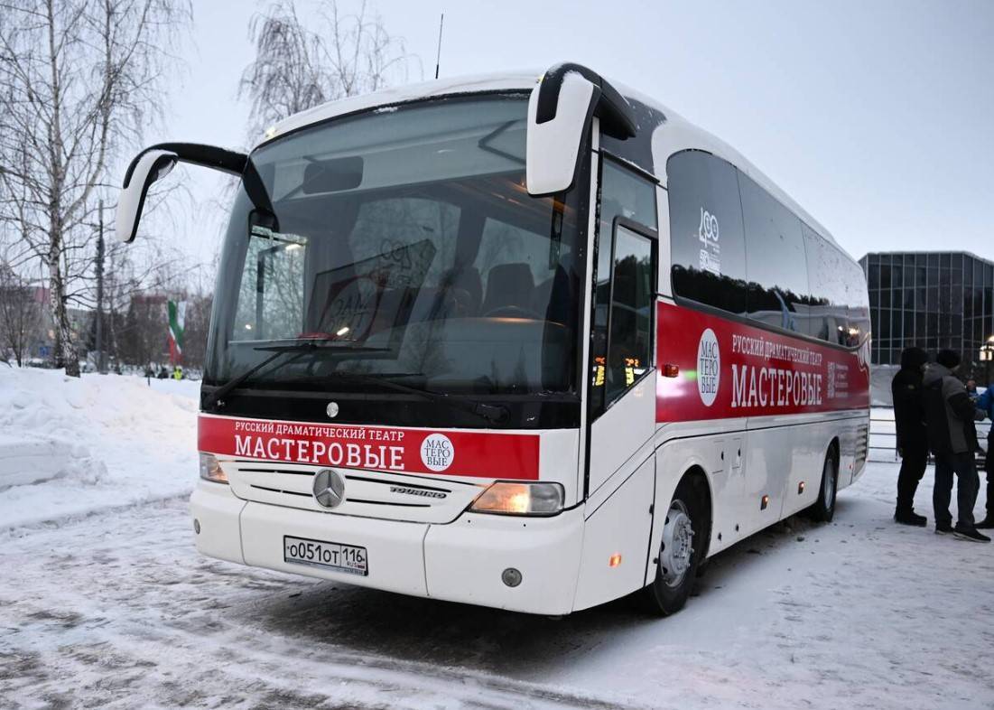 Минниханов в Челнах принял участие в передаче автобуса «КАМАЗ» театру «Мастеровые»