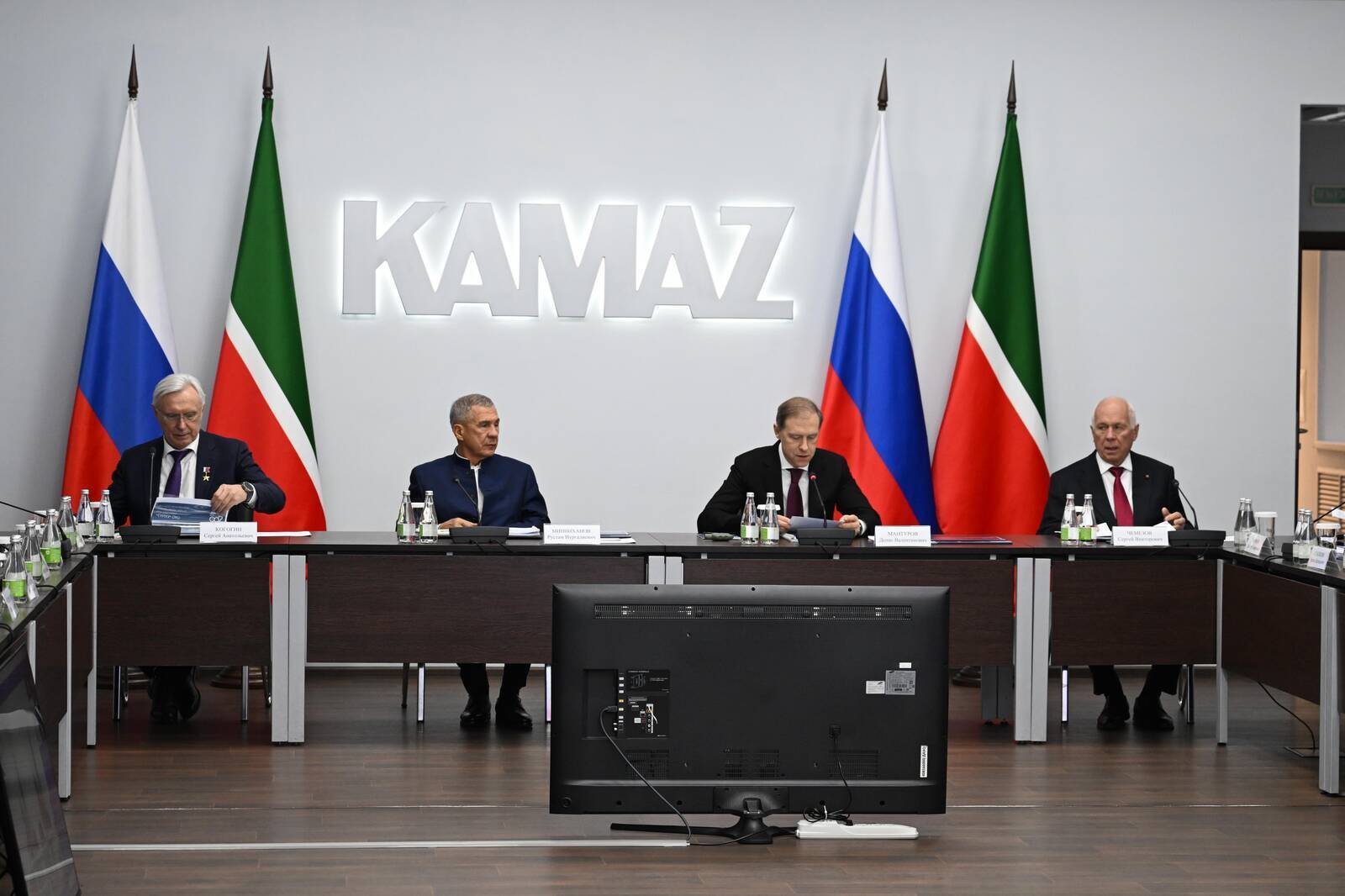 Минниханов принял участие в заседании оргкомитета по празднованию 400-летия Челнов