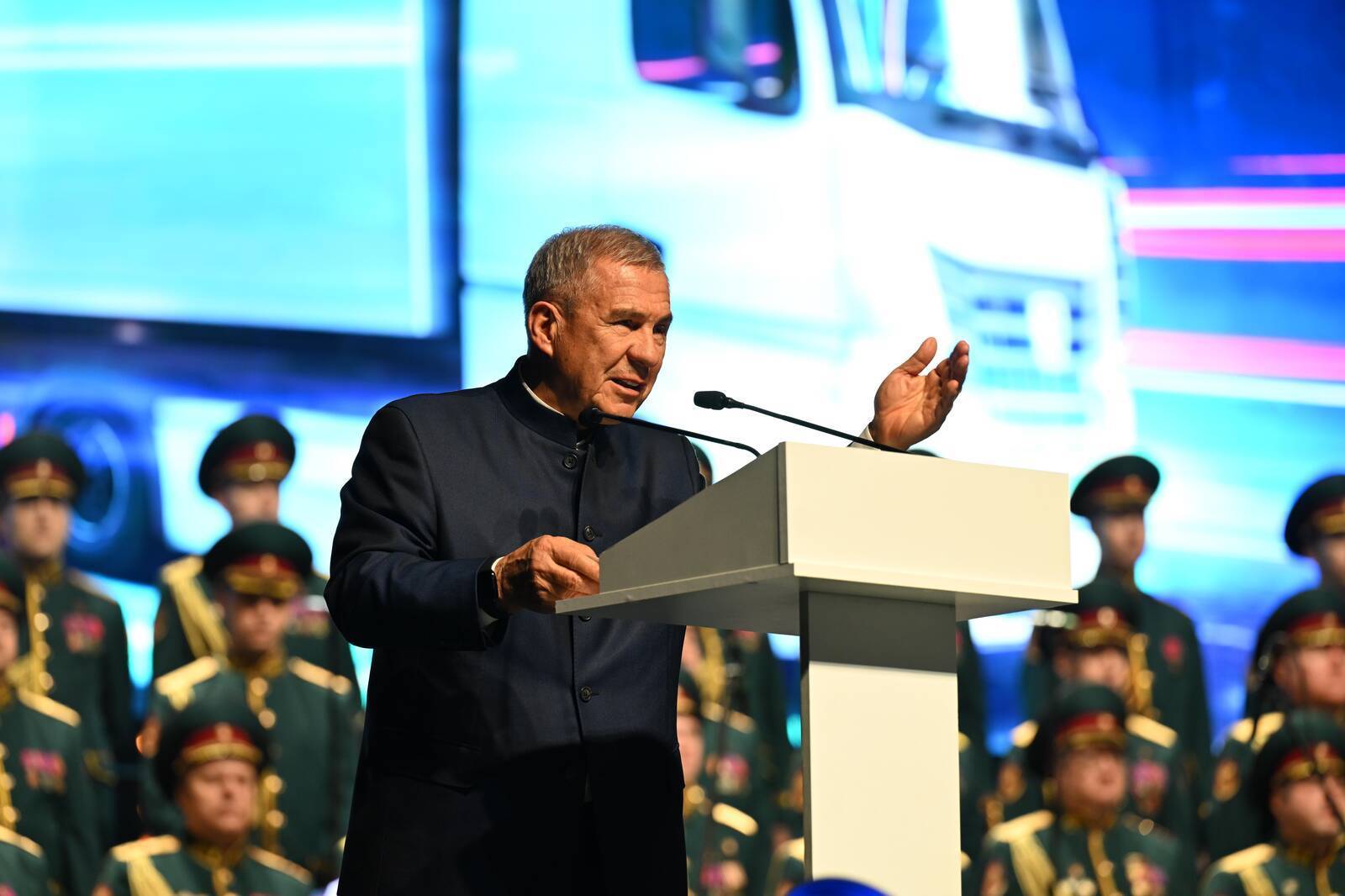 Минниханов: «Мощная производственная база позволяет КАМАЗу смело смотреть в будущее»