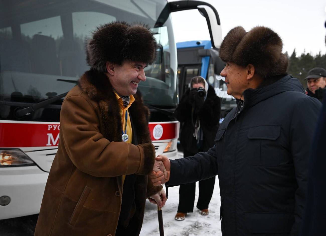Минниханов в Челнах принял участие в передаче автобуса «КАМАЗ» театру «Мастеровые»