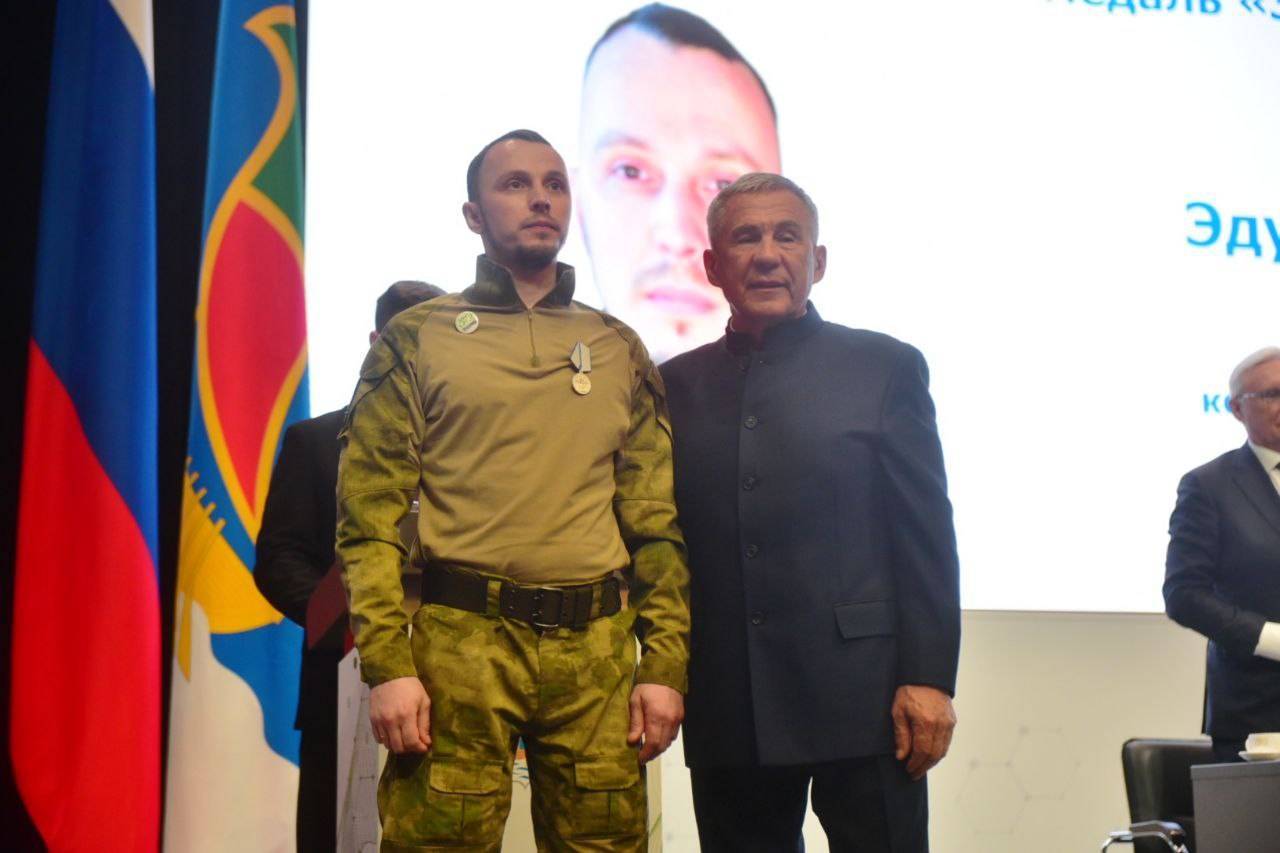 Минниханов в Челнах вручил медали «За отвагу» двум бойцам СВО
