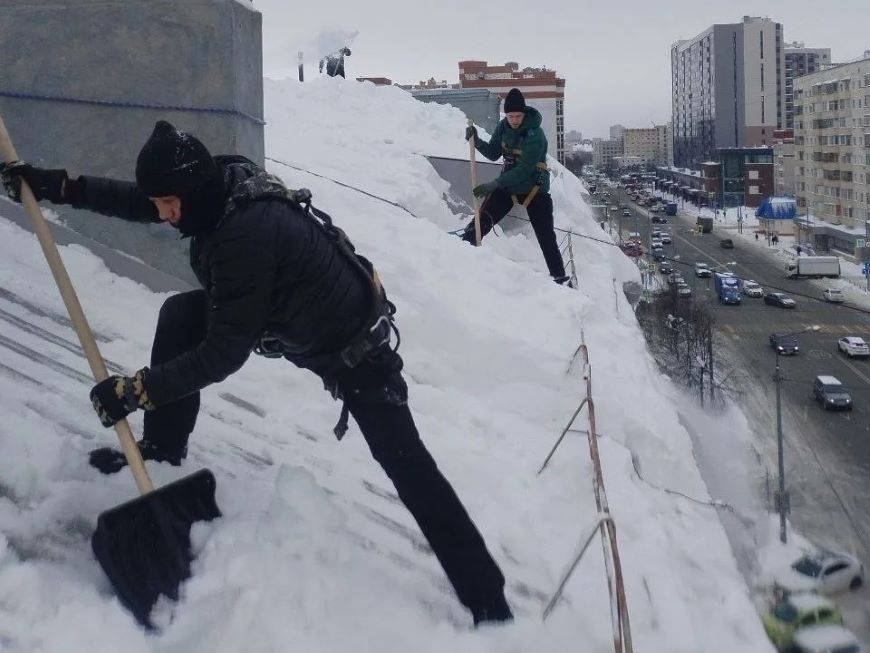 Коммунальные службы Казани за сутки очистили от снега 169 крыш многоквартирных домов