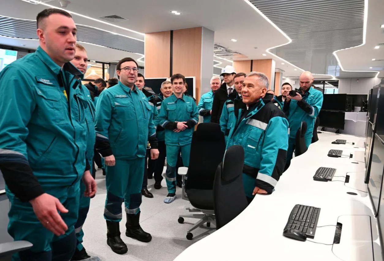 Минниханов осмотрел модернизированные площадки и производство гексена на «Нижнекамскнефтехиме»