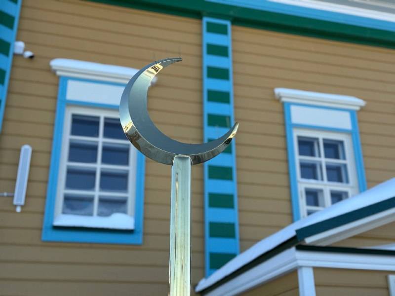 В преддверии Рамадана установили полумесяц на минарет мечети в Высокогорском районе