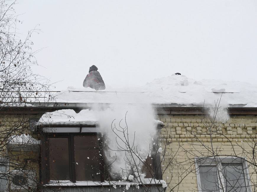За сутки в Казани очистили от снега еще 231 крышу многоквартирных домов