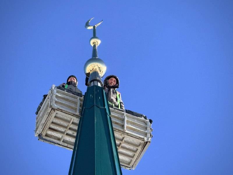 В преддверии Рамадана установили полумесяц на минарет мечети в Высокогорском районе