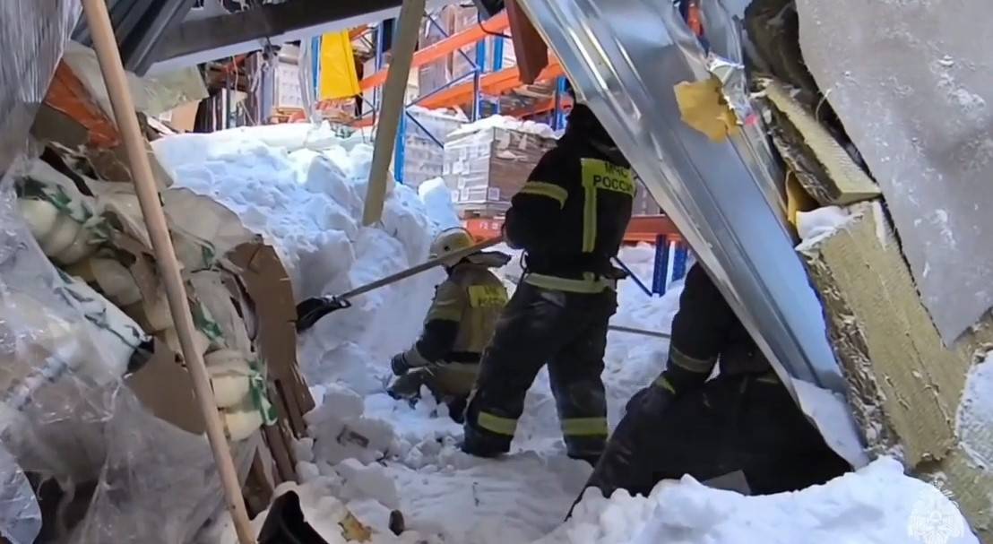 В Зеленодольске продолжается разбор завалов на складе, где обрушилась крыша - видео