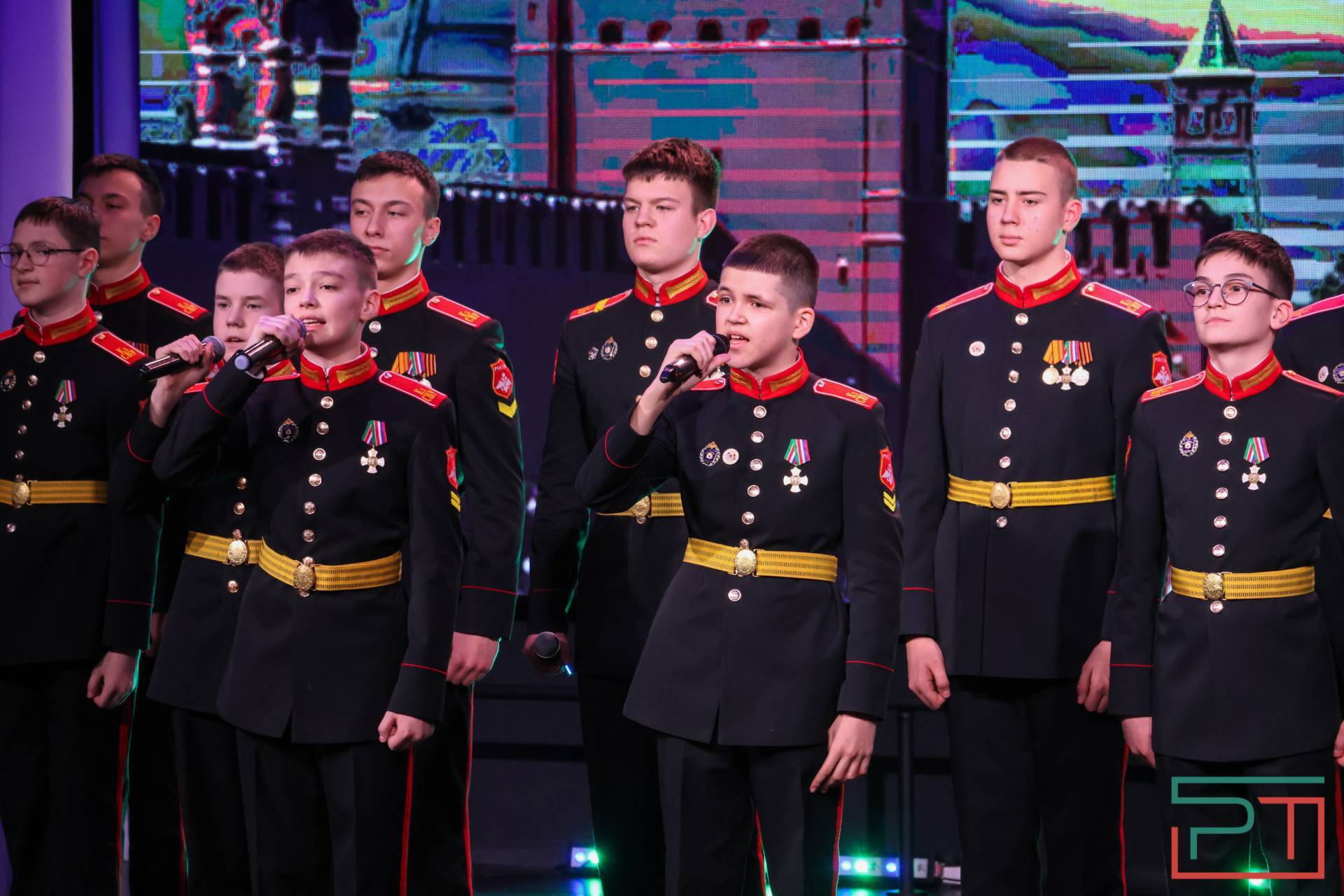 Курсантов Казанского суворовского военного училища поздравили с Днем защитника Отечества