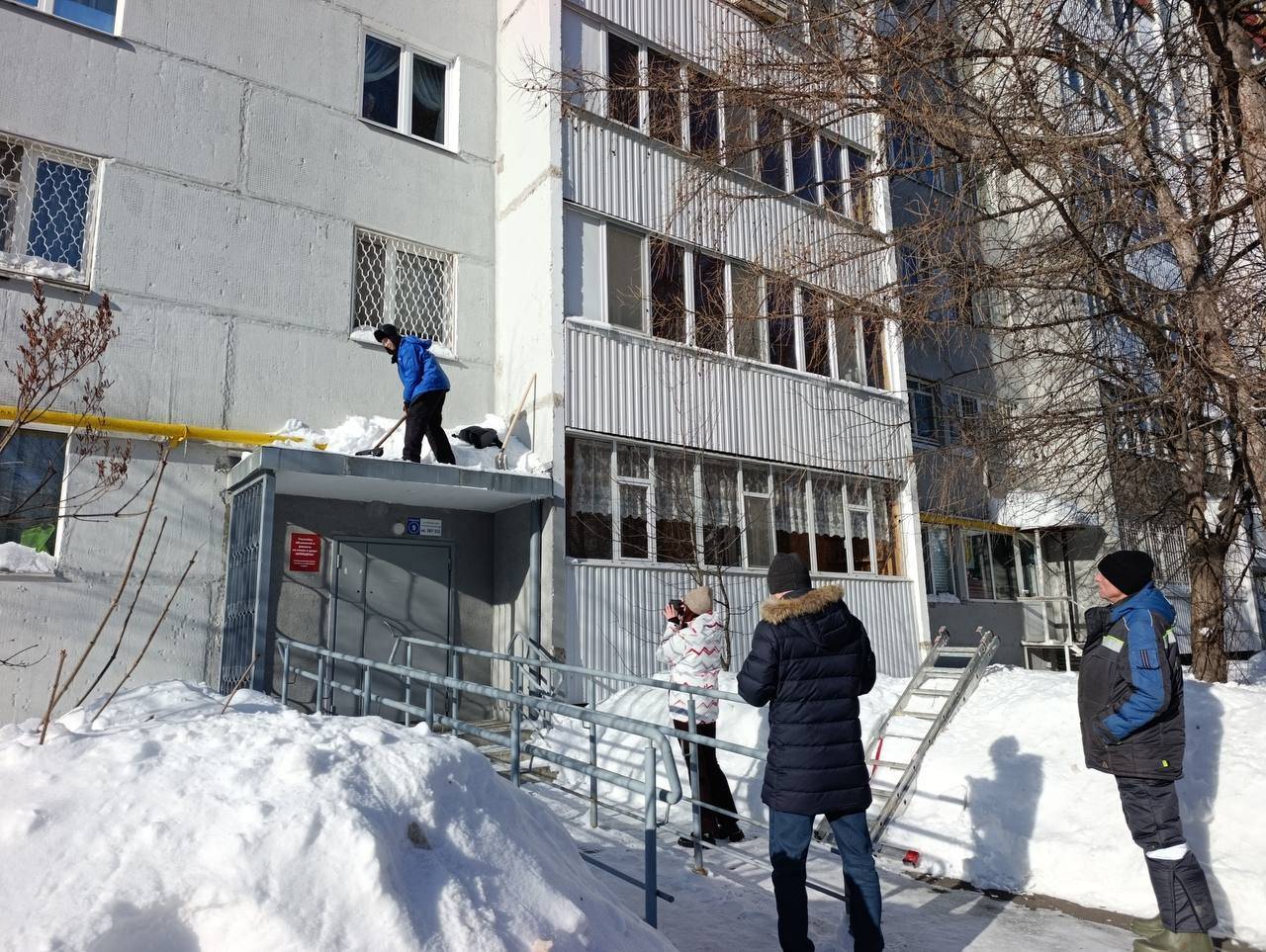 Студотряды Татарстана очистили 10 тонн снега на улице Фучика в Казани