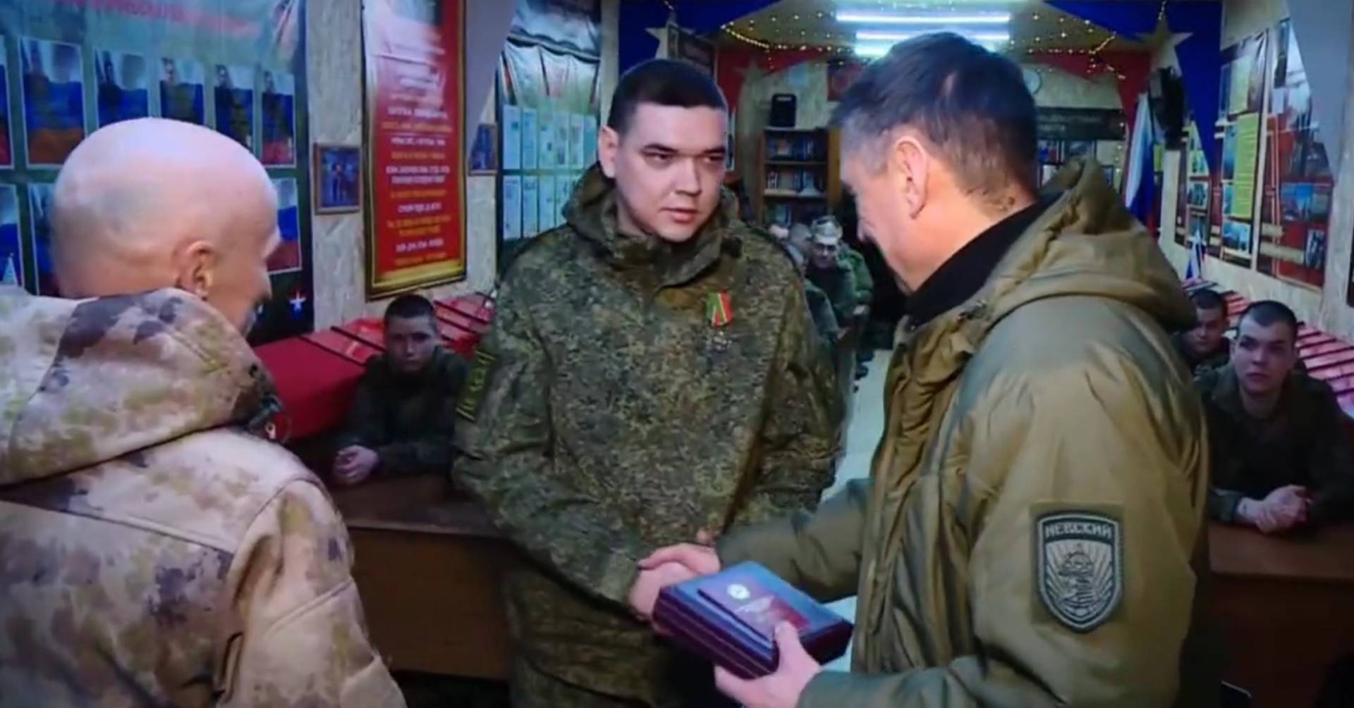 Минниханов опубликовал видеоролик с церемонии награждения бойцов в зоне СВО