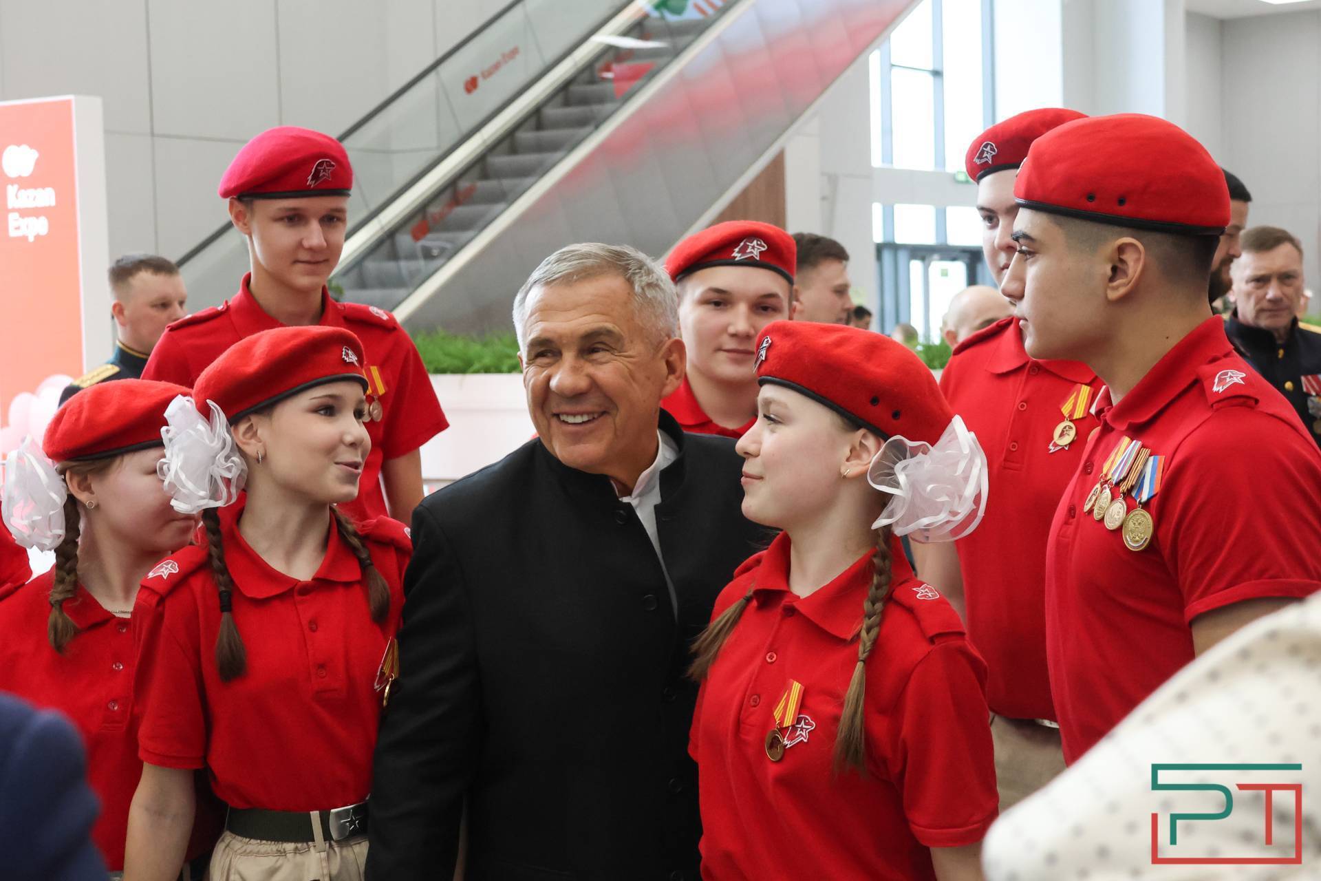 Минниханов вручил 25 госнаград на мероприятии в честь Дня защитника Отечества в Казани