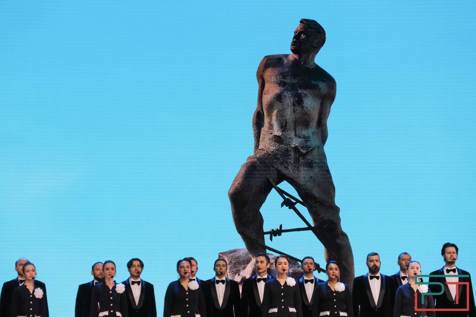 Минниханов вручил 25 госнаград на мероприятии в честь Дня защитника Отечества в Казани