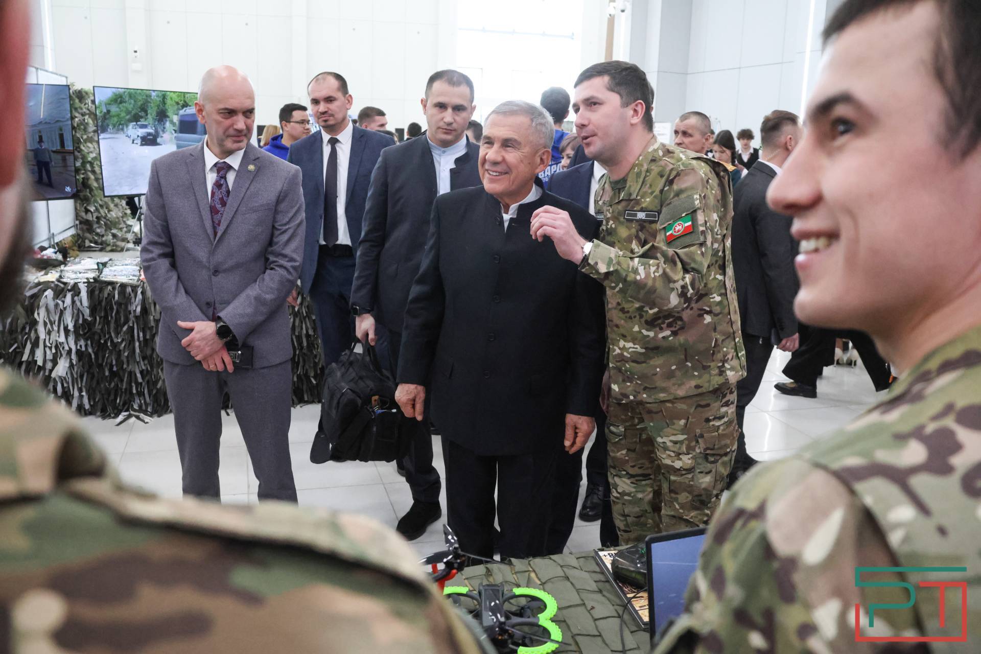 Минниханов вручил 25 госнаград на мероприятии в честь Дня защитника Отечества в Казани