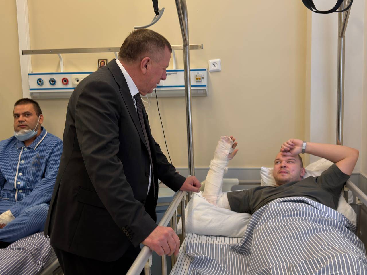 Делегация Татарстана навестила бойцов СВО в госпитале Санкт-Петербурга