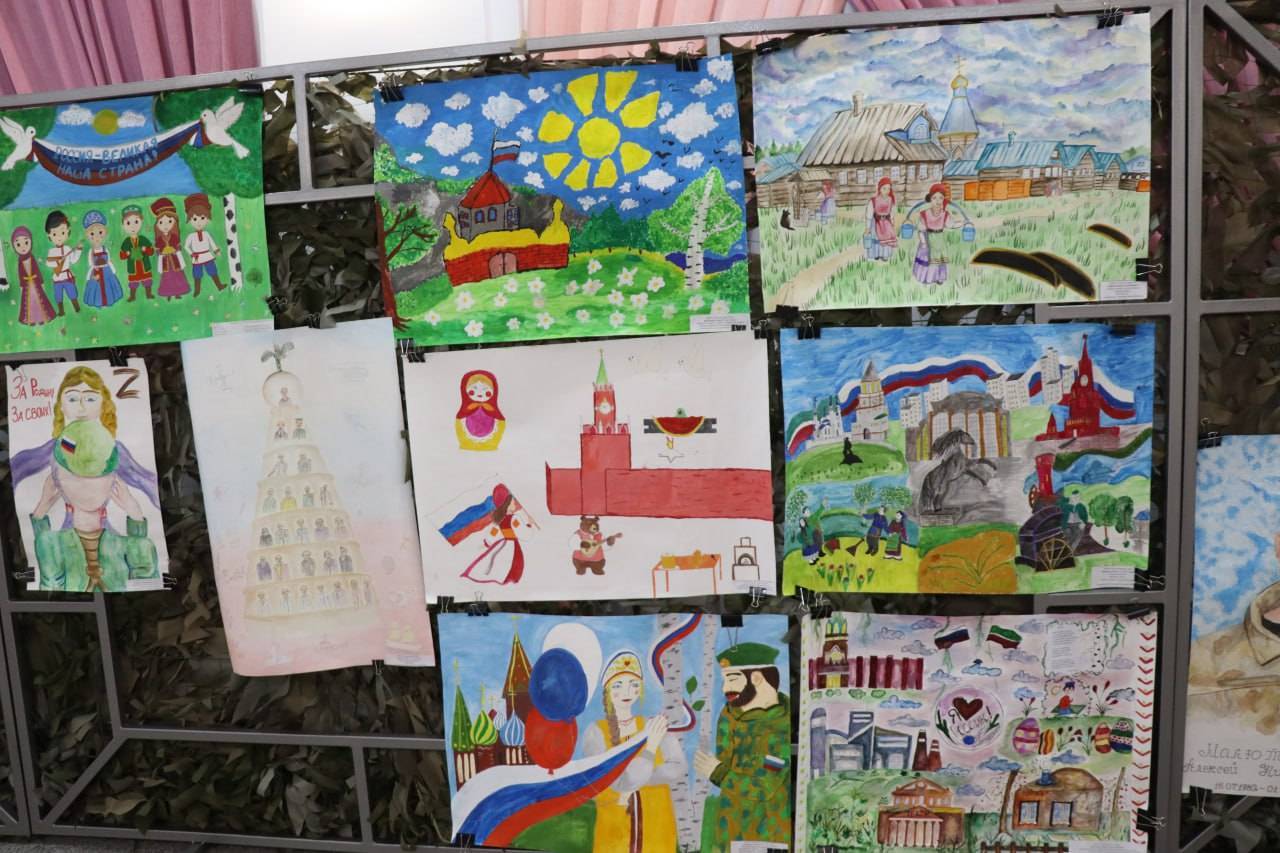 60 рисунков детей о величии России: комбат Артист провел конкурс для школьников Татарстана