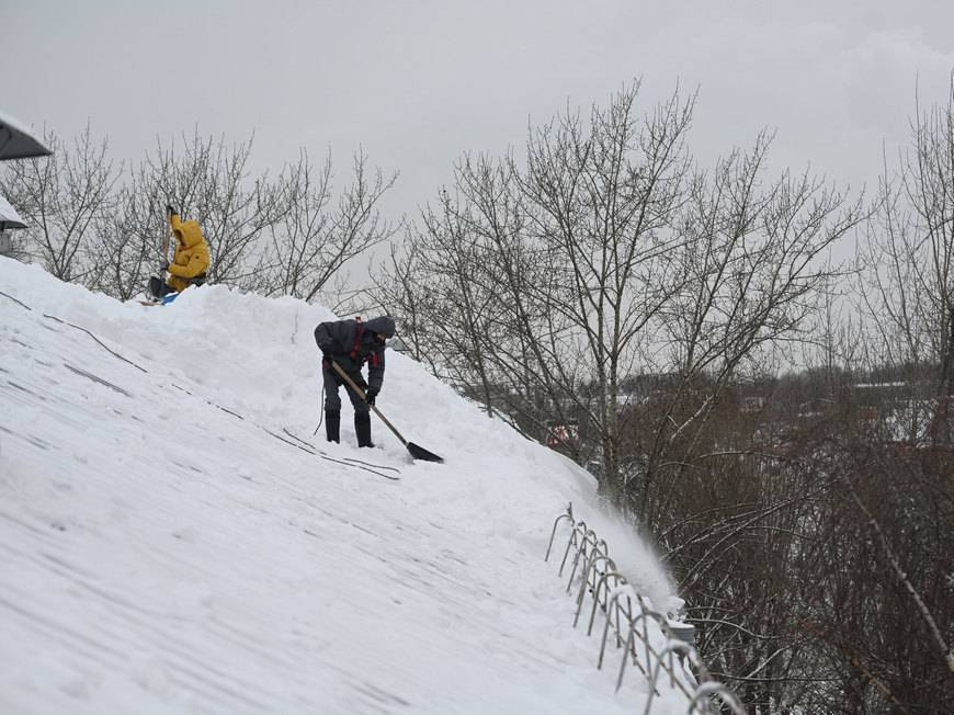 Почти половина крыш домов в Казани очищена от снега — мэрия