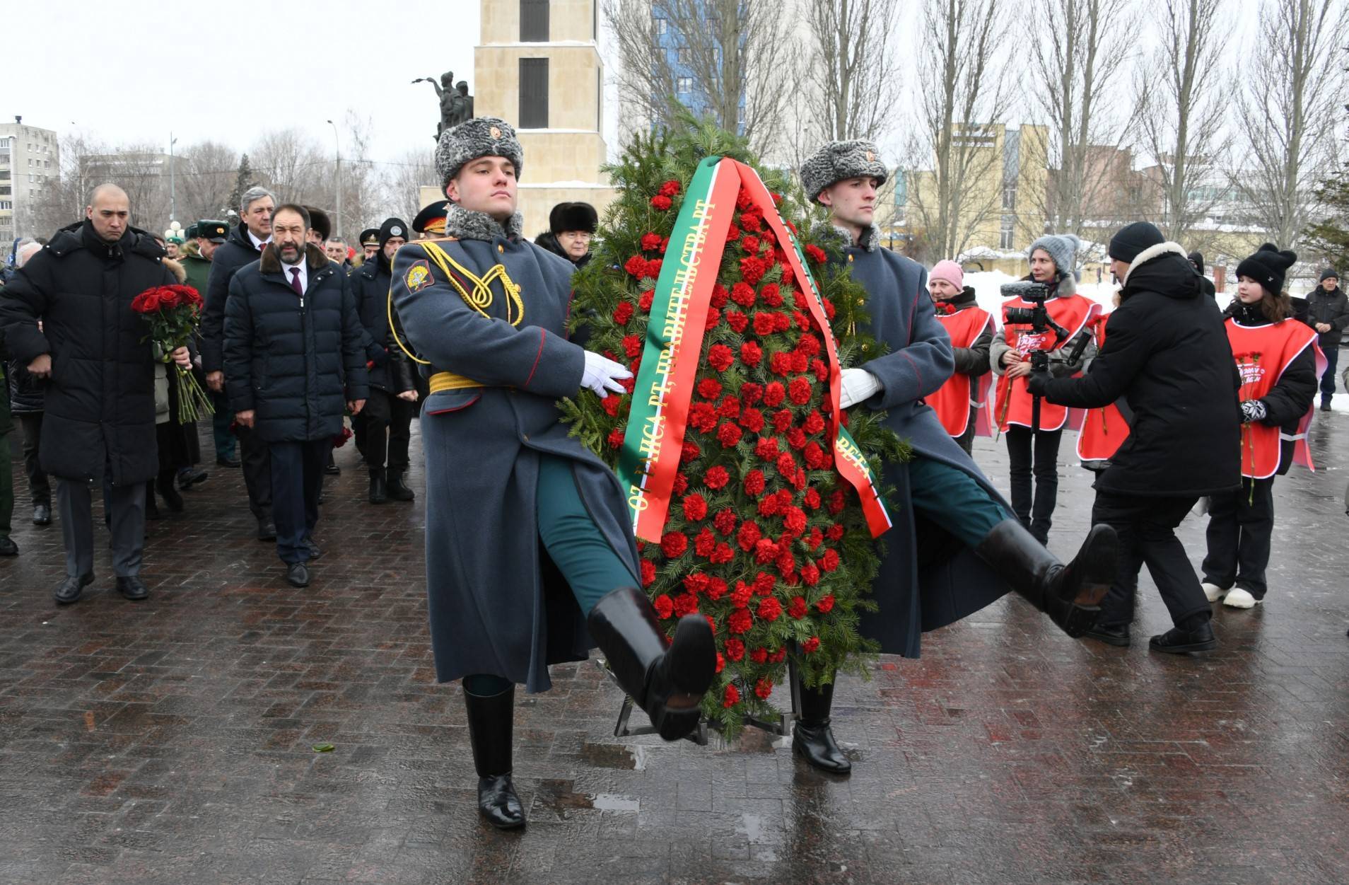 Песошин возложил цветы к Вечному огню в парке Победы