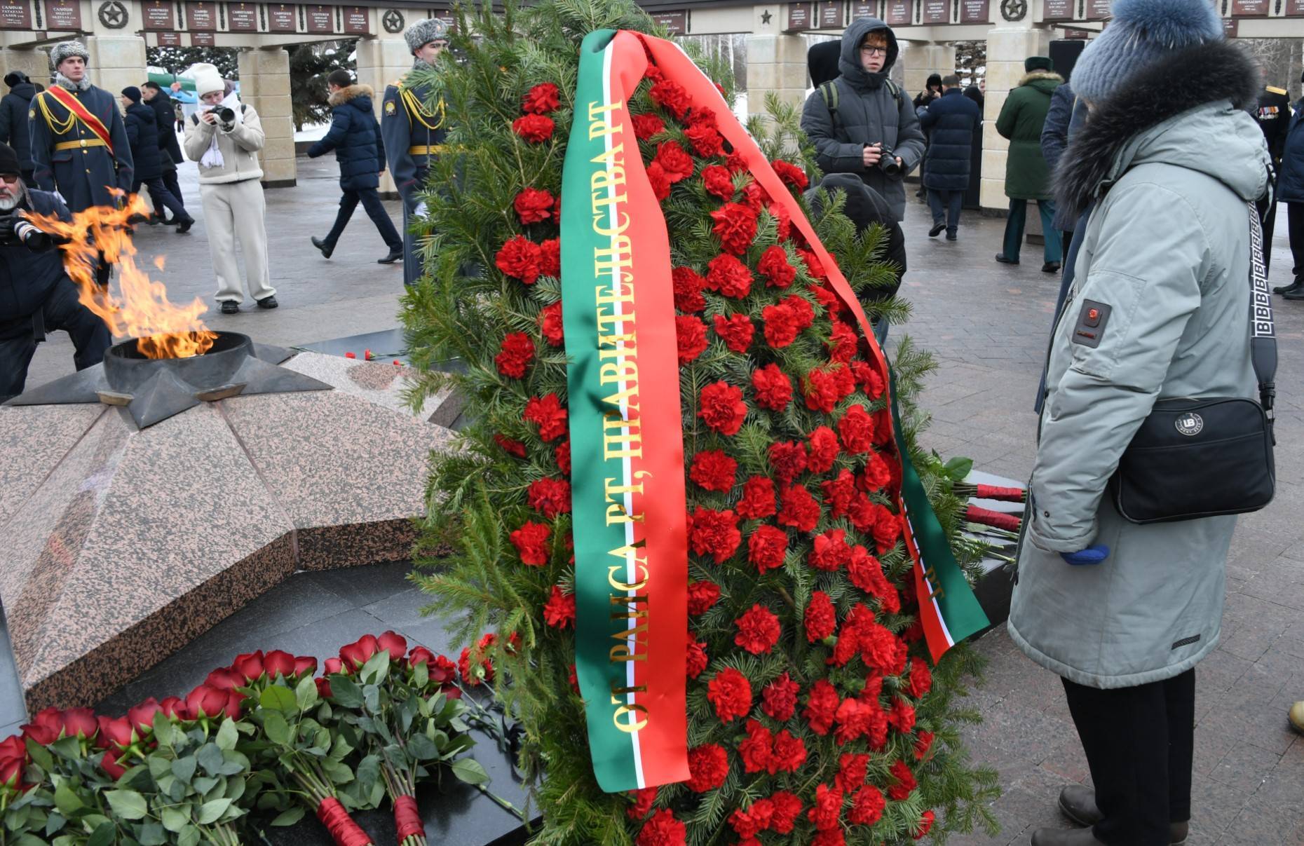 Песошин возложил цветы к Вечному огню в парке Победы